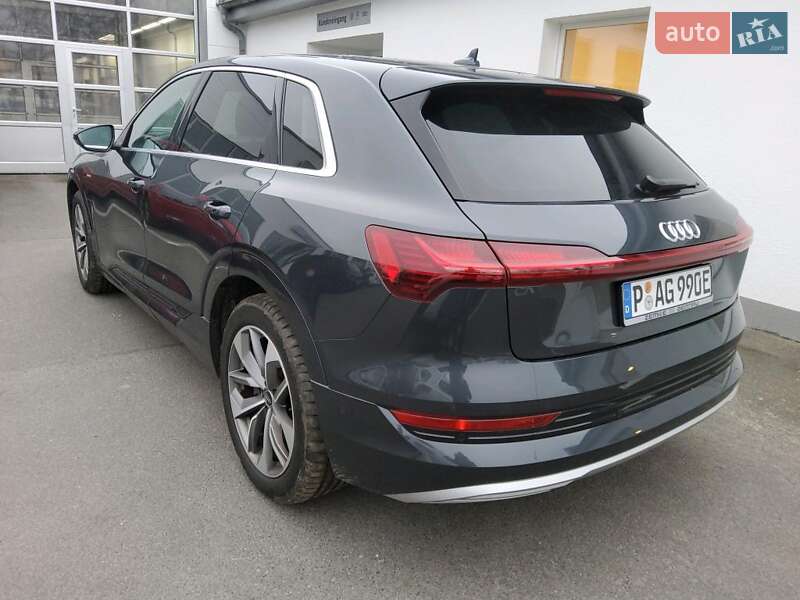 Позашляховик / Кросовер Audi e-tron 2022 в 