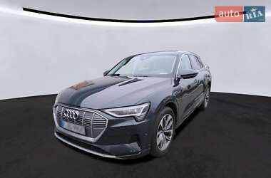 Позашляховик / Кросовер Audi e-tron 2022 в 