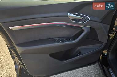 Внедорожник / Кроссовер Audi e-tron 2021 в 