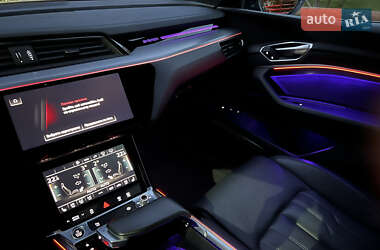 Позашляховик / Кросовер Audi e-tron 2022 в 