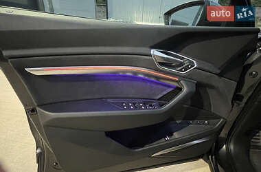 Позашляховик / Кросовер Audi e-tron 2022 в 