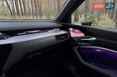Позашляховик / Кросовер Audi e-tron 2022 в 