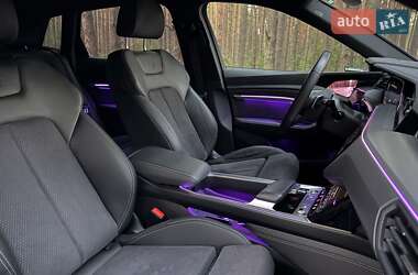 Позашляховик / Кросовер Audi e-tron 2022 в 