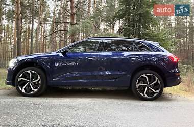 Позашляховик / Кросовер Audi e-tron 2022 в 