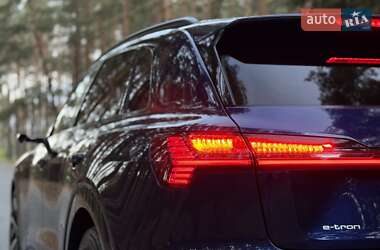 Позашляховик / Кросовер Audi e-tron 2022 в 