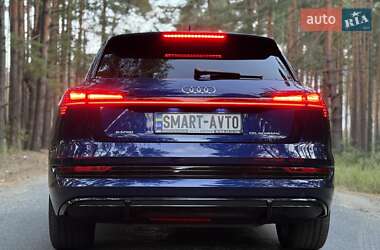 Позашляховик / Кросовер Audi e-tron 2022 в 