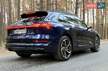 Позашляховик / Кросовер Audi e-tron 2022 в 