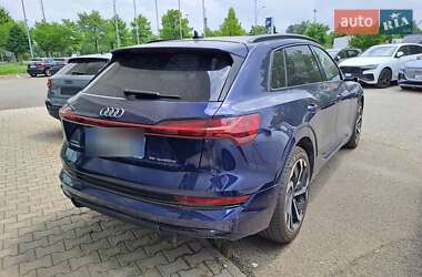 Позашляховик / Кросовер Audi e-tron 2022 в 