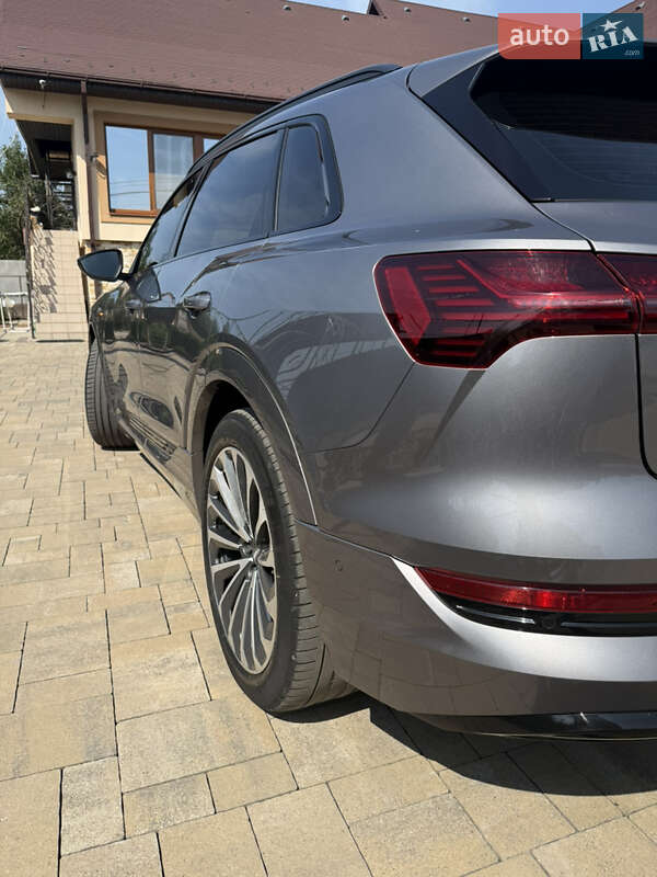 Позашляховик / Кросовер Audi e-tron 2019 в Виноградові