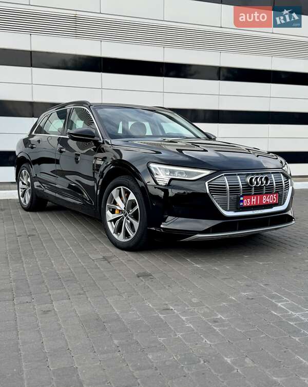 Позашляховик / Кросовер Audi e-tron 2022 в 