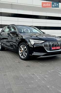 Позашляховик / Кросовер Audi e-tron 2022 в 