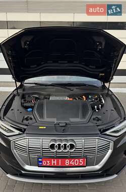 Позашляховик / Кросовер Audi e-tron 2022 в 