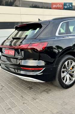 Позашляховик / Кросовер Audi e-tron 2022 в 