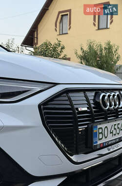 Позашляховик / Кросовер Audi e-tron 2021 в 