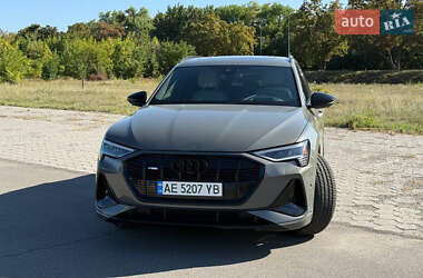 Внедорожник / Кроссовер Audi e-tron 2022 в 