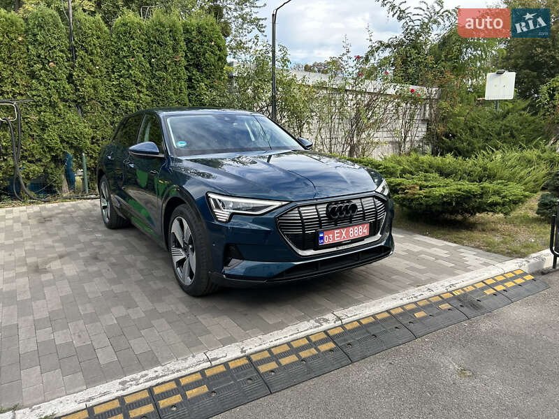 Позашляховик / Кросовер Audi e-tron 2022 в 