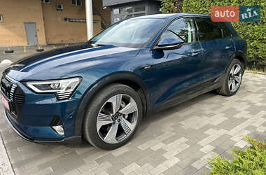 Позашляховик / Кросовер Audi e-tron 2022 в 