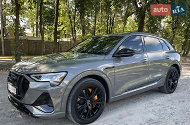 Позашляховик / Кросовер Audi e-tron 2022 в 