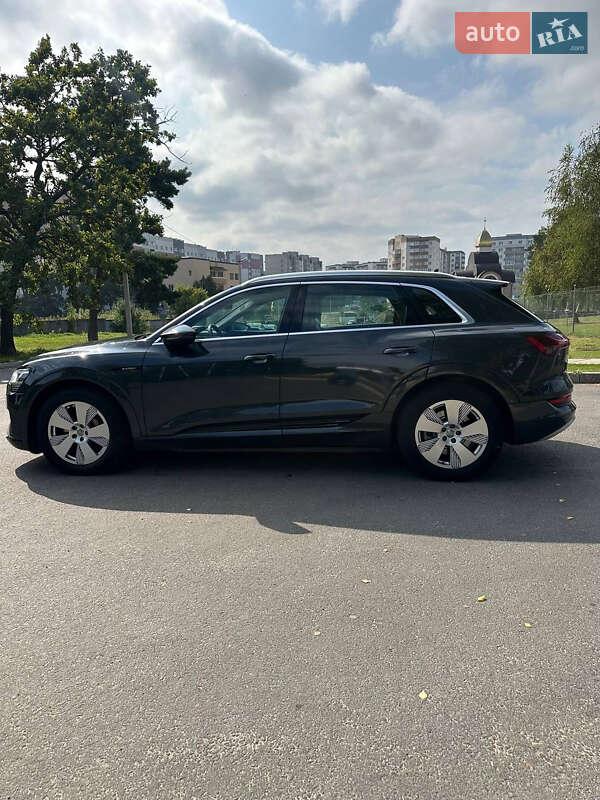 Позашляховик / Кросовер Audi e-tron 2021 в Новояворівську