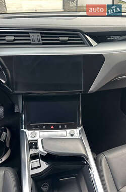 Позашляховик / Кросовер Audi e-tron 2021 в 