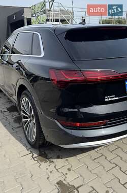 Позашляховик / Кросовер Audi e-tron 2019 в 