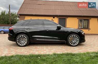 Внедорожник / Кроссовер Audi e-tron 2022 в 