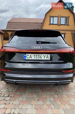 Внедорожник / Кроссовер Audi e-tron 2022 в 