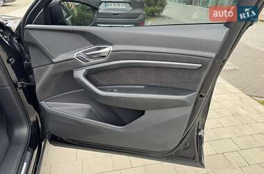 Позашляховик / Кросовер Audi e-tron 2022 в 