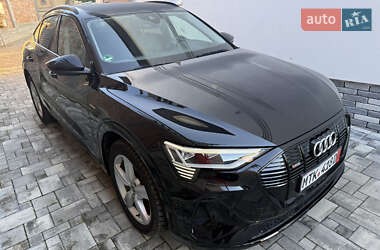 Позашляховик / Кросовер Audi e-tron 2022 в 
