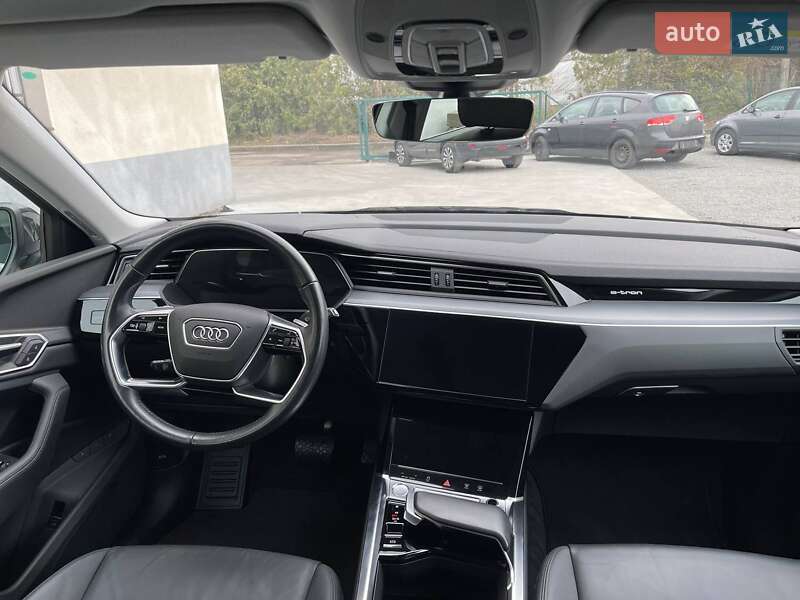 Позашляховик / Кросовер Audi e-tron 2019 в Кореці