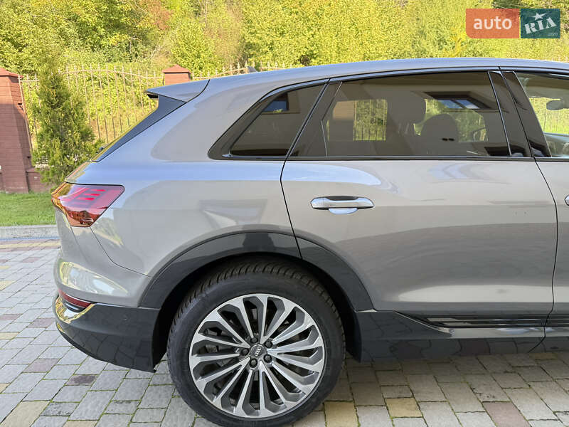 Позашляховик / Кросовер Audi e-tron 2020 в Сваляві