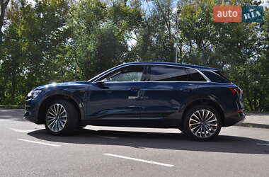 Позашляховик / Кросовер Audi e-tron 2019 в 