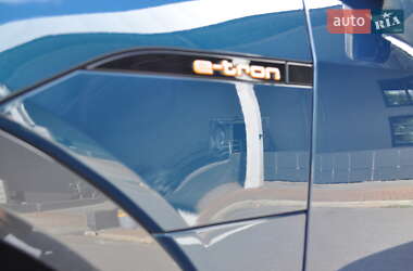Позашляховик / Кросовер Audi e-tron 2019 в 