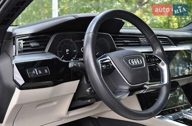 Позашляховик / Кросовер Audi e-tron 2019 в 