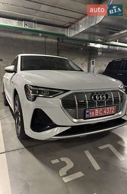 Внедорожник / Кроссовер Audi e-tron 2021 в 