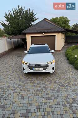 Внедорожник / Кроссовер Audi e-tron 2019 в 