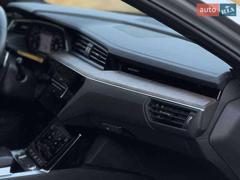Позашляховик / Кросовер Audi e-tron 2022 в Мукачевому