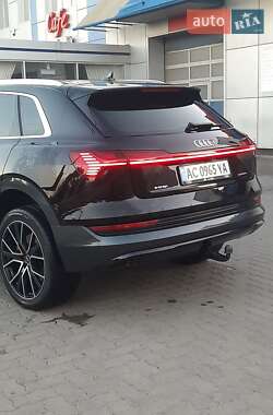 Позашляховик / Кросовер Audi e-tron 2020 в 