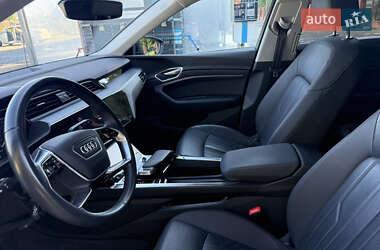 Позашляховик / Кросовер Audi e-tron 2021 в 