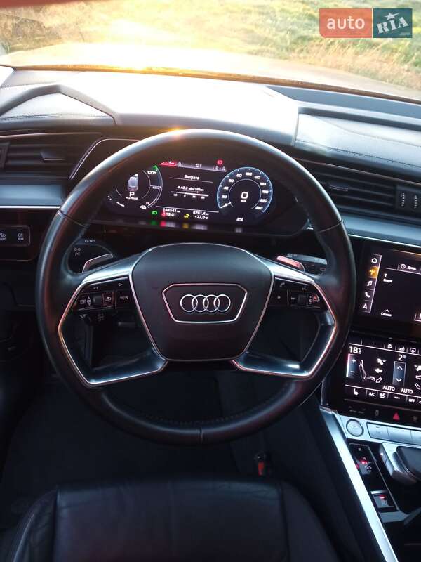 Позашляховик / Кросовер Audi e-tron 2019 в Вараші