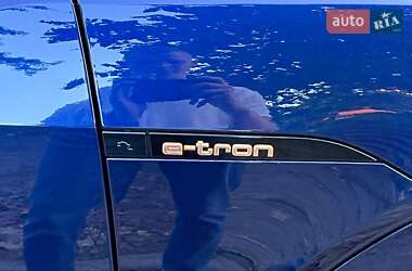 Позашляховик / Кросовер Audi e-tron 2021 в 