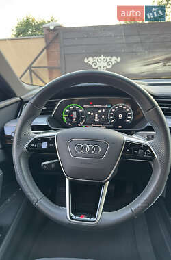 Внедорожник / Кроссовер Audi e-tron 2022 в 