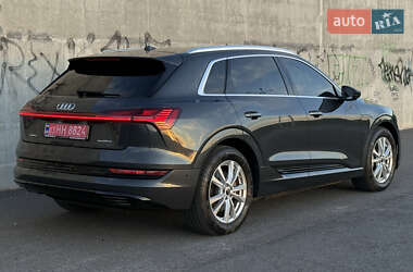 Позашляховик / Кросовер Audi e-tron 2021 в 