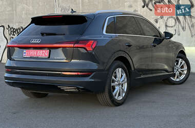 Позашляховик / Кросовер Audi e-tron 2021 в 