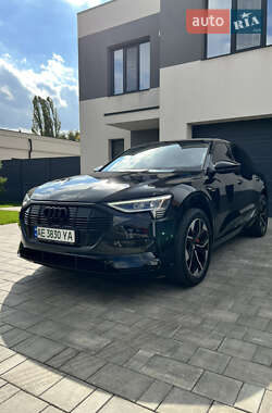 Позашляховик / Кросовер Audi e-tron 2021 в 