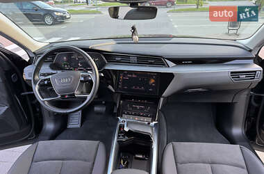 Позашляховик / Кросовер Audi e-tron 2023 в 
