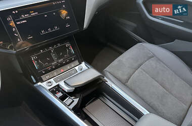 Позашляховик / Кросовер Audi e-tron 2023 в 