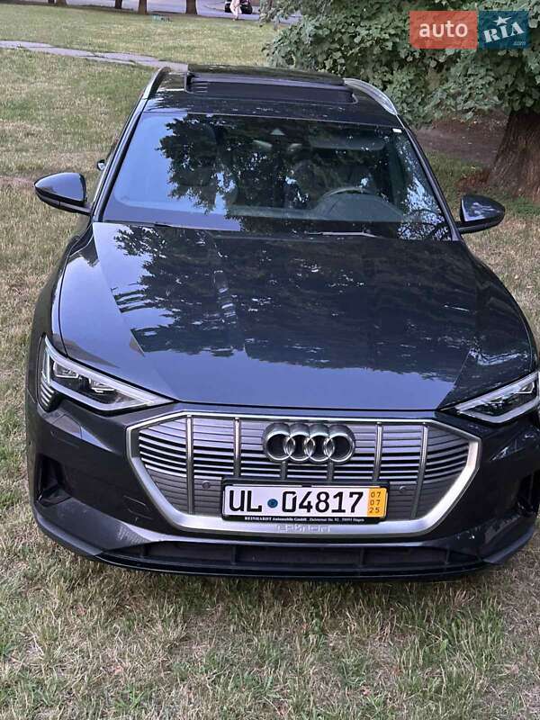 Внедорожник / Кроссовер Audi e-tron 2020 в 
