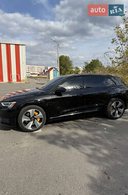 Внедорожник / Кроссовер Audi e-tron 2022 в 