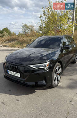 Внедорожник / Кроссовер Audi e-tron 2022 в 